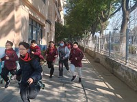 消防演练筑防线 疏散逃生护校园