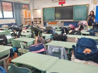 防震演练促平安 师生同心筑防线